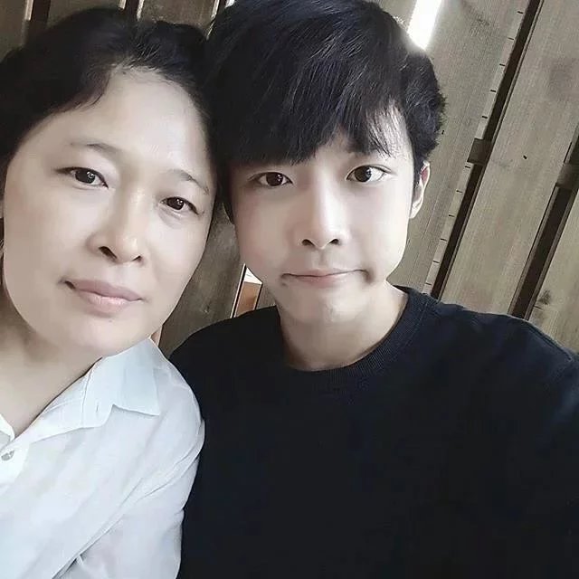 瞿固红晶